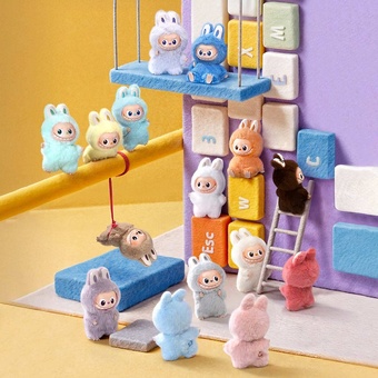 Игрушка Labubu The Monsters Pin for Love (A-M)